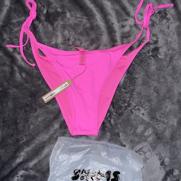 SKIMS Swimsuit Set Taffy SizeXL Top and XL Bottoms - Picture 2 of 5